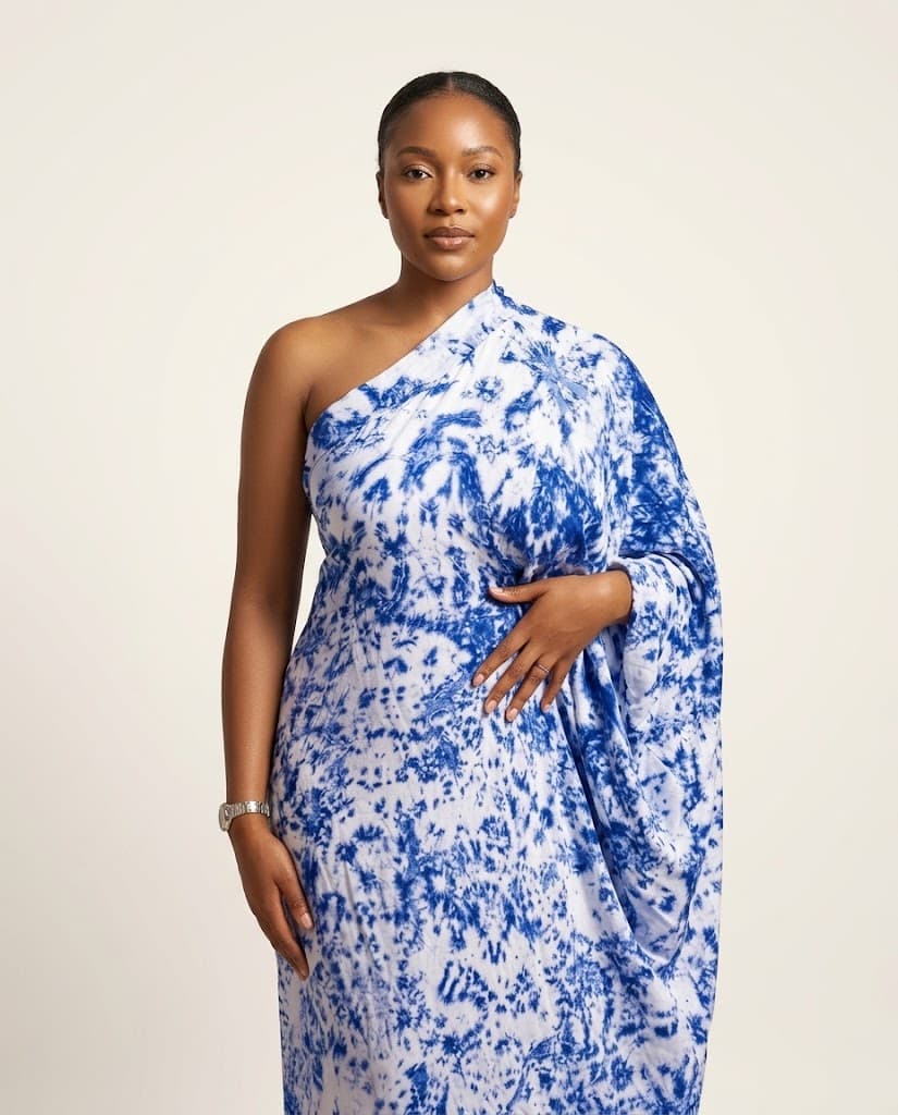 Robe drapée une épaule, imprimé indigo teint à la main — campagne SHASHA Collection